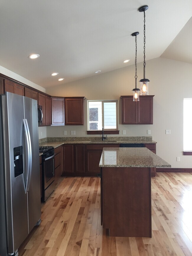 Building Photo - 3 Bedroom 2 Bathroom Home