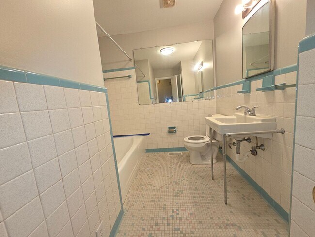 Building Photo - Renovated Kitchen, 3 BR / 3 BH home in Ter...