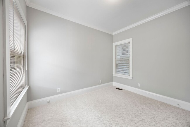Building Photo - Sun Soaked 2 bedroom 1 bath unit off Piedm...