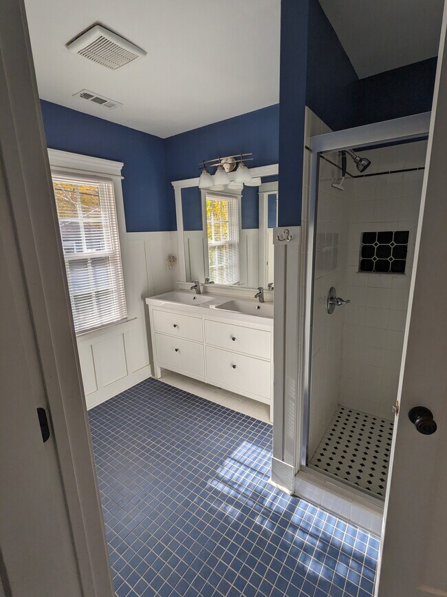 Building Photo - 1309 N Main Ave