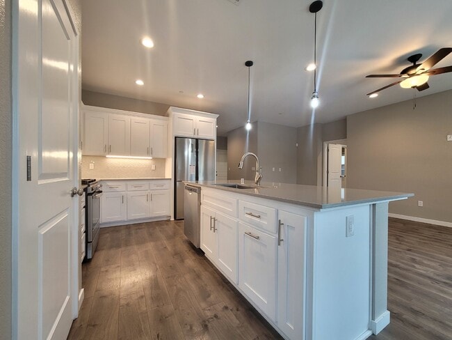 Building Photo - 1353 Molly Ave