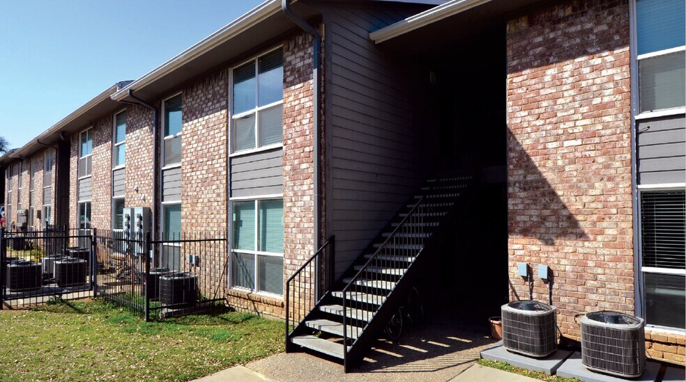 RIDGE CREST APARTMENTS 2805 Mustang Dr Grapevine TX 76051 Apartment