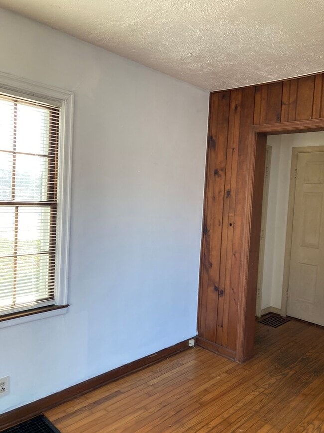 Building Photo - Move in bonus! Charming two story 2 bedroom home