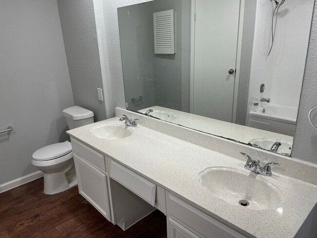 Building Photo - Charming 2 beds/2 baths duplex with privat...