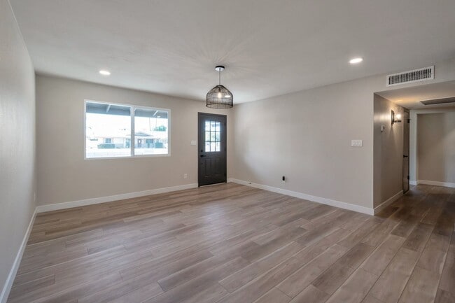 Building Photo - Super Nice Remodeled Home with Pool Close to ASU
