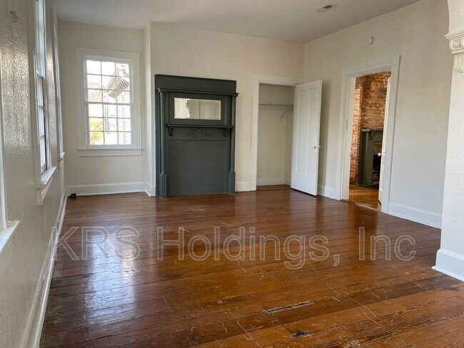 Building Photo - 423 London St