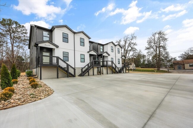 Building Photo - 8302 Lobelia Ln