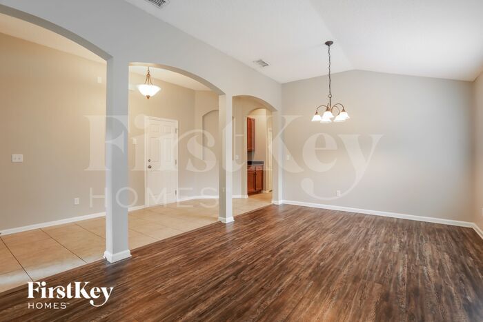Building Photo - 324 W New England Dr