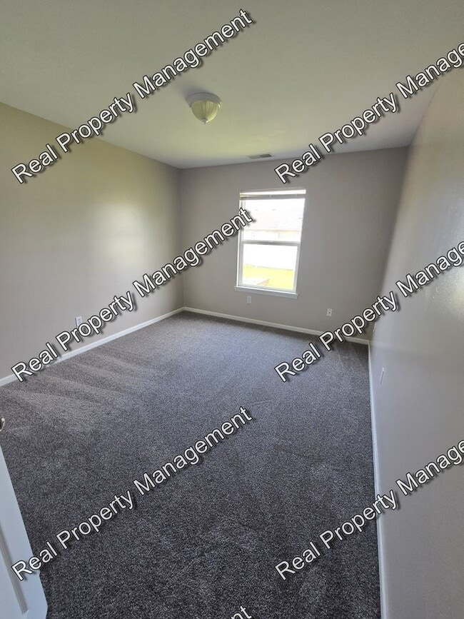 Building Photo - Updated Three Bedroom Duplex