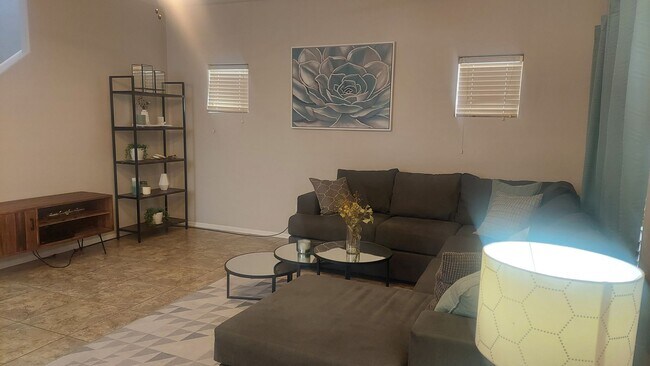 Building Photo - GORGEOUS GILBERT HOME!