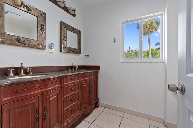 Building Photo - 5203 S Indian River Dr