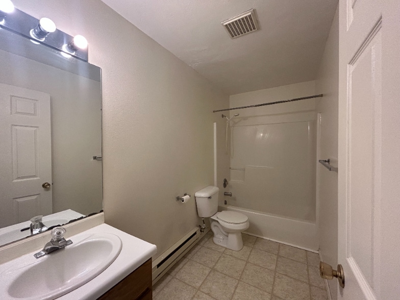 Building Photo - 950 Sparks St N