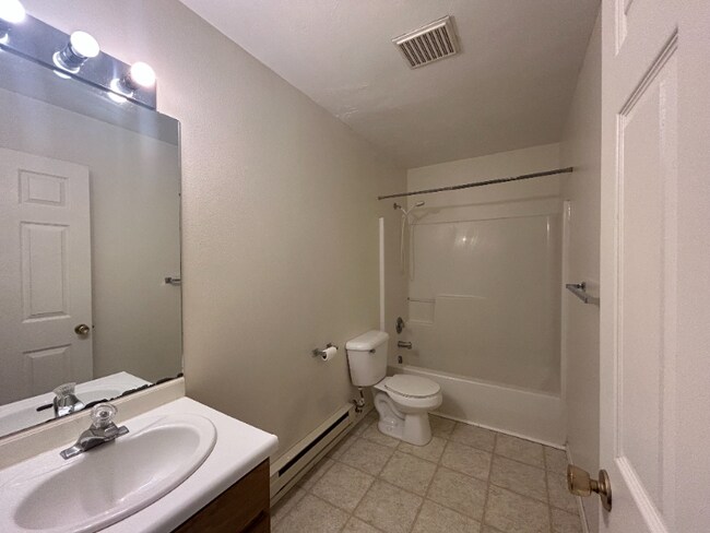 Building Photo - 950 Sparks St N