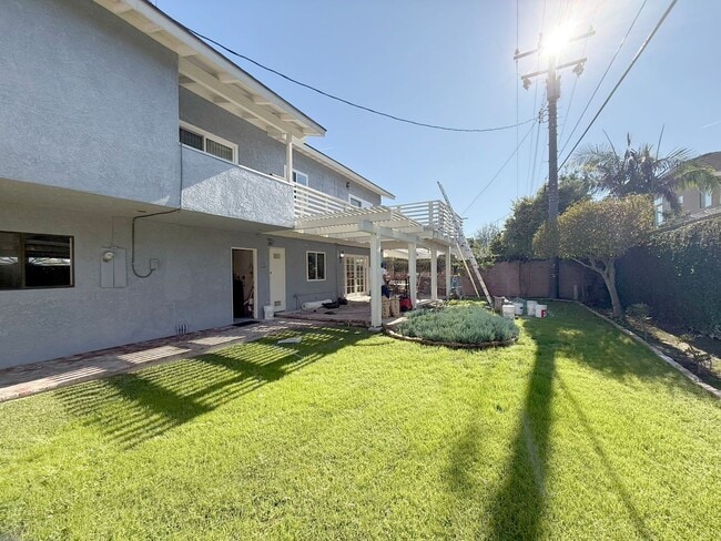 Building Photo - 4 Bed + 3 Bath +2 Car