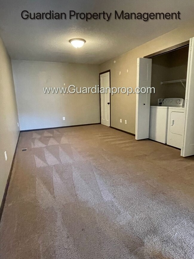 Building Photo - Lakeville, Middle Unit Town Home, 2.5 Bath...