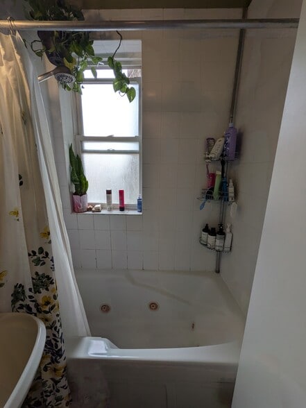 Building Photo - 1307 W North Shore Ave