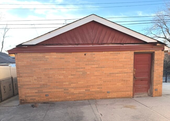 Building Photo - 11706 S Artesian Ave