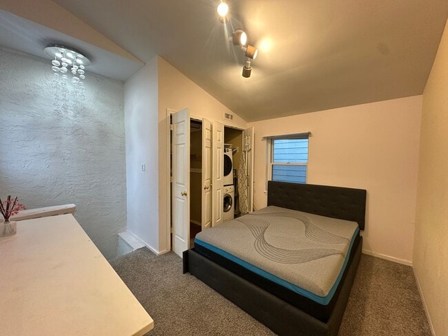 Building Photo - 2B1B three story town house with finished basement