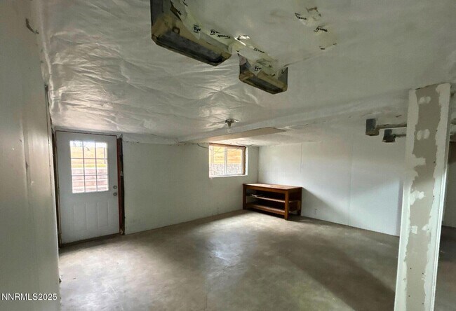 Building Photo - 320 W Plumb Ln