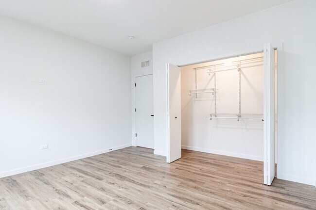 Building Photo - 1426 W Jonquil Terrace