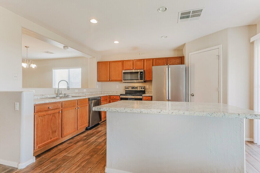 Building Photo - 3152 E San Manuel Rd