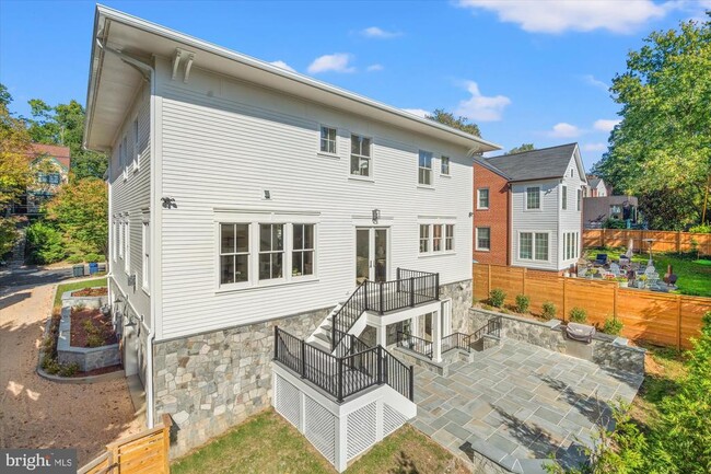 Building Photo - 5022 Cathedral Ave NW