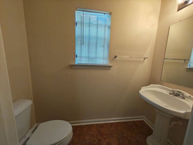 Building Photo - Rent Ready 3 Bedroom 2.5 Bath | South Memphis