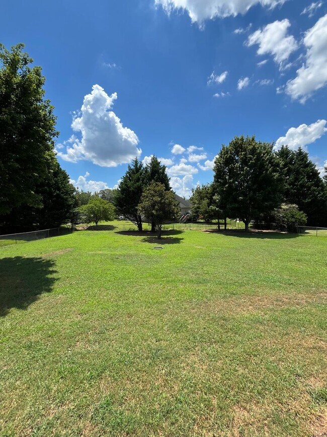 Building Photo - 3BR Home in Heartwood Place with large fen...