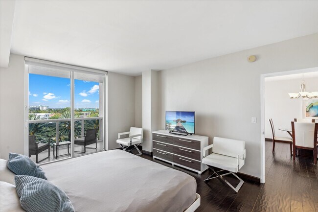 Building Photo - 10275 Collins Ave