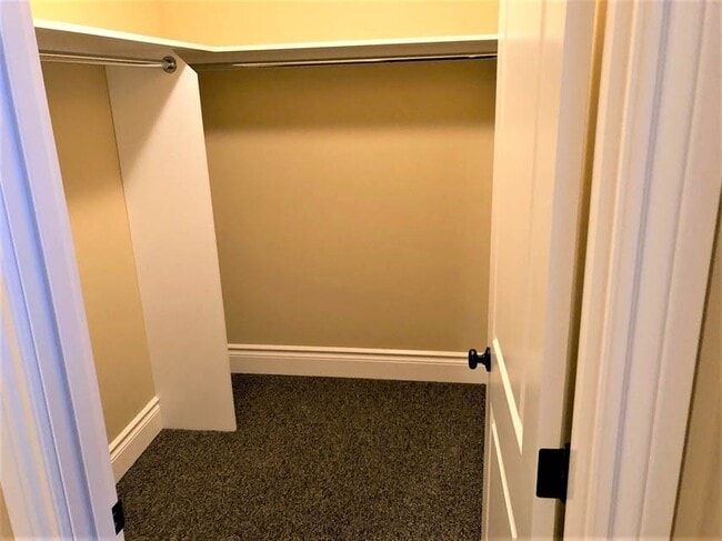 Building Photo - 4 Bed 4 bath Close to OSU