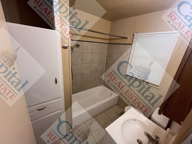 Building Photo - Charming 3 Bedroom