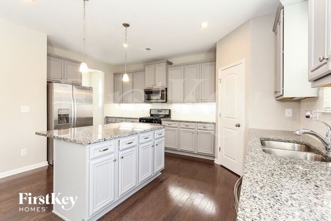 Building Photo - 11370 Cedarvale Farm Pkwy