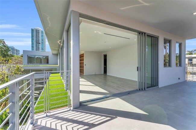 Building Photo - 2110 S Miami Ave