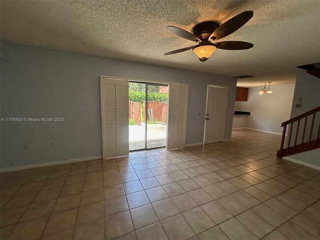 Building Photo - 409 Live Oak Ln