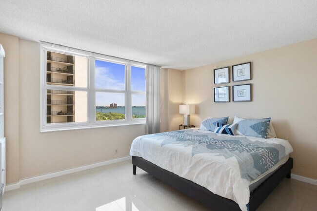 Building Photo - 5440 N Ocean Dr