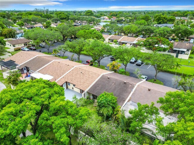 Building Photo - 13804 Kendale Lakes Dr