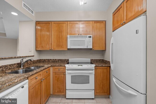 Building Photo - 3101 N Hampton Dr