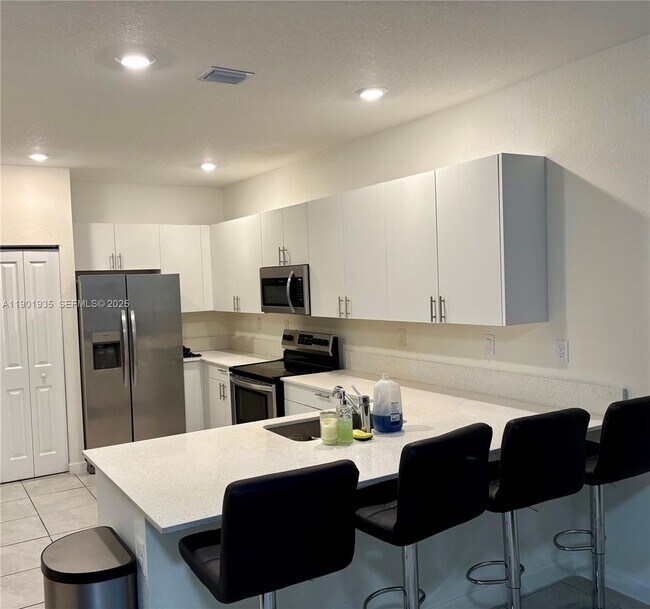 Building Photo - 1020 SE 26th Ter