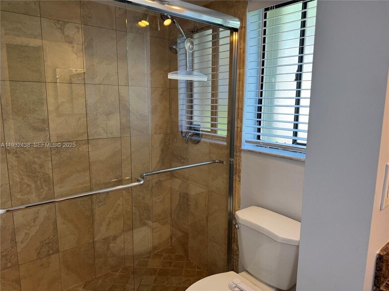 Building Photo - 185 Lakeview Dr