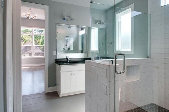 Building Photo - Stunner in the Arts District