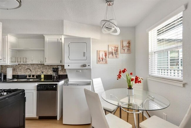 Building Photo - 2401 Manor Rd