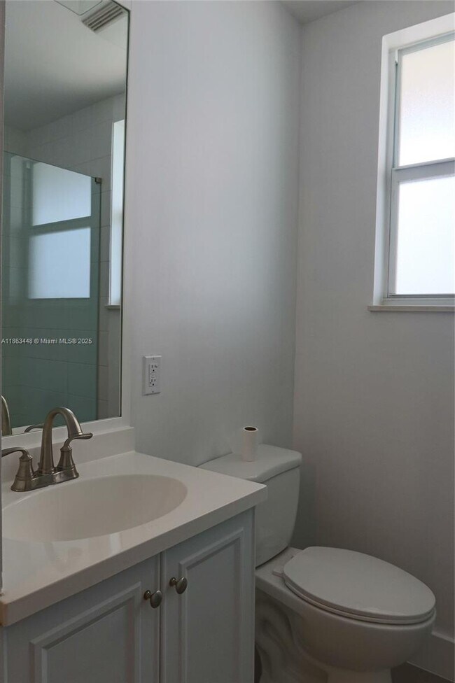 Building Photo - 555 E Dania Beach Blvd