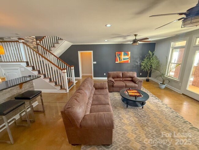 Building Photo - 876 Armstrong Rd