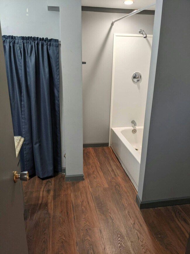 Building Photo - 105 Adams Ct