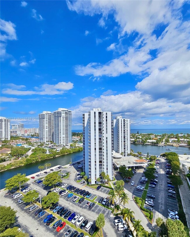 Building Photo - 3731 N Country Club Dr