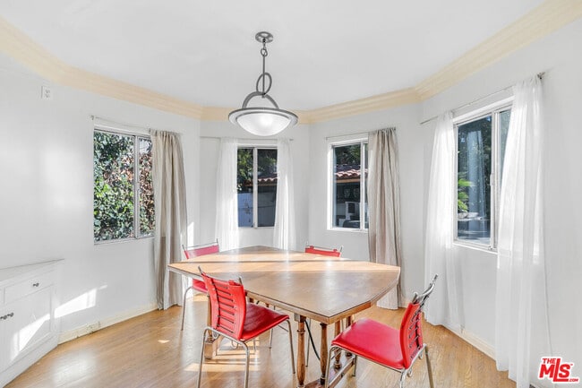 Building Photo - 1530 Valley View Rd