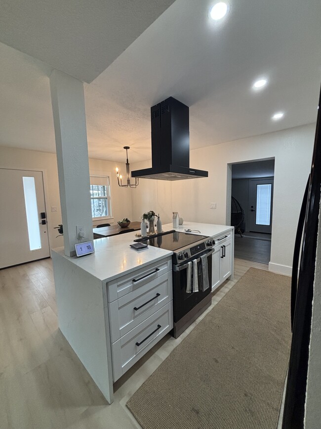 Building Photo - 8003 Somerset Ln