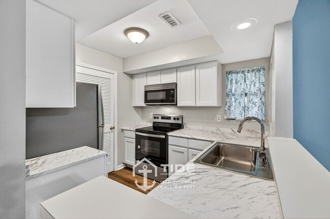 Building Photo - Live Close to It All – Convenient Mount Pleasant Home