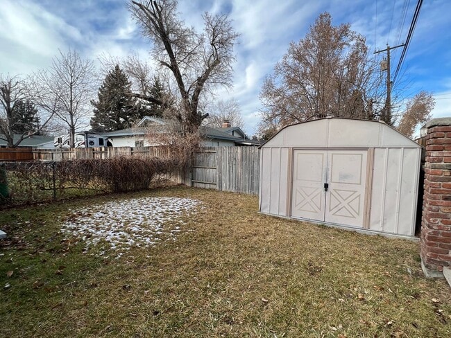 Building Photo - Beautiful 2 bedroom 1 Bath Duplex in Spark...
