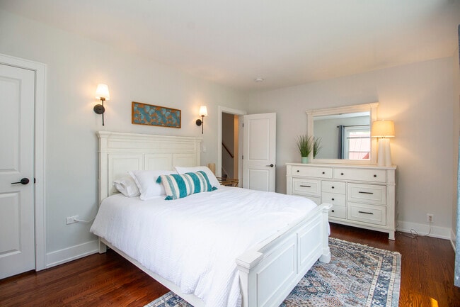 Building Photo - 724 Warner Ave